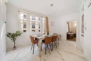 Prime Soho 3-Bedroom Apartment Steps from Piccadilly and Chinatown! No Lift 3GH