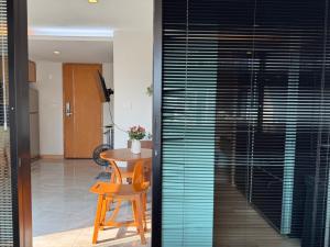 Luxe Low-Rise Apt with High-Speed WiFi