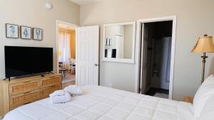 River Oaks 2BR beautiful condo