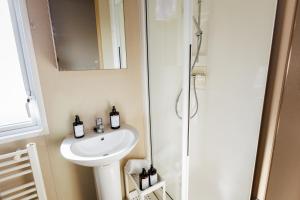 Home under a waterfall 7 mins from Glacier Lagoon