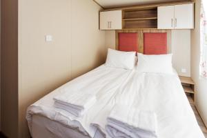 Home under a waterfall 7 mins from Glacier Lagoon