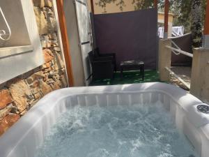 votre Cocon en pierre et son spa en option gîte le repos des chênes