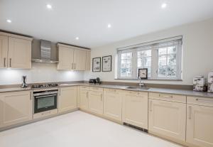 Luxury House in Belgravia with Private Garage - Fit for Royalty - Sleeps up to 7