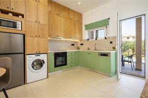 Villa Fyllo - Private Pool & Steps from the Beach