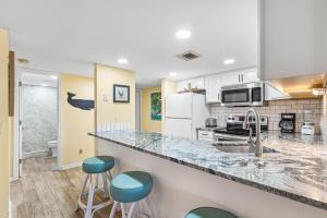 Holiday Surf and Racquet Unit 118