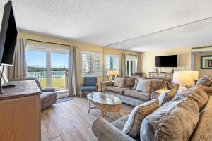 Holiday Surf and Racquet Unit 118