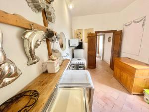 Adam House, exclusive Pool, outstanding views, vast garden, aircon, sleeps 8