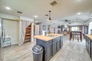 Outdoorsy Getaway Near Atoka Hunt, Fish and Relax!