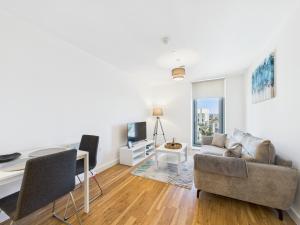 NEW! 1BR in Media City