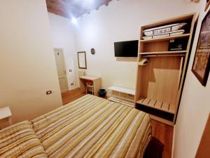 Single Room with Shared Bathroom