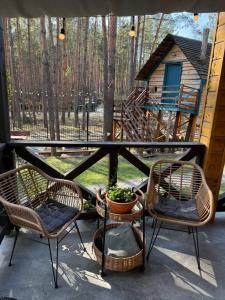 Domek w lesie nad zalewem