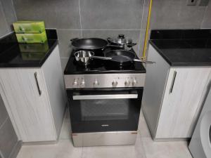 OYO HOME 1400 2 Br With Spectacular View Towards Airport
