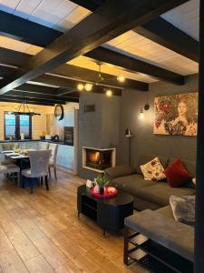 Domek w lesie nad zalewem