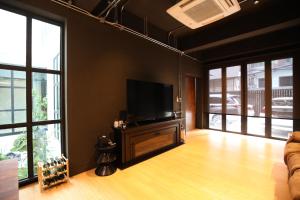 Chic Ekkamai Escape Near BTS, Dining & Nightlife