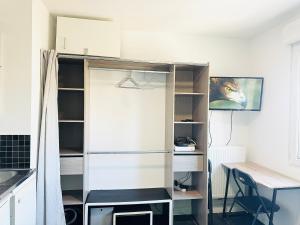 Appartements STUDIO A 300 METRES DE LA GARE et 25 MINUTES DE PARIS EN TRAIN : photos des chambres