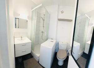 Appartements STUDIO A 300 METRES DE LA GARE et 25 MINUTES DE PARIS EN TRAIN : photos des chambres