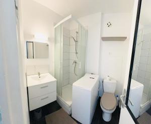 Appartements STUDIO A 300 METRES DE LA GARE et 25 MINUTES DE PARIS EN TRAIN : photos des chambres