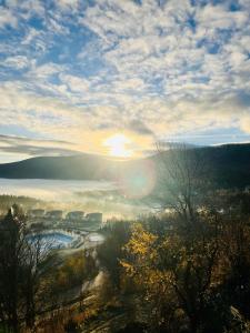 Weranda Śnieżka klimatyczne mieszkanie z widokiem na Śnieżkę 10 minut do wyciągów i Świątyni Wang, parking w cenie