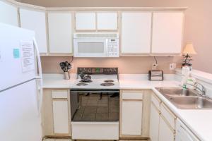 Spacious 2 BR Condo-Golf Course Views! River Oaks 65-M