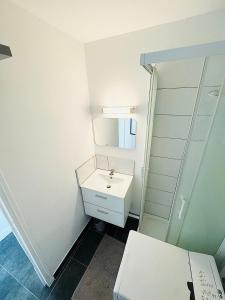 Appartements STUDIO A 300 METRES DE LA GARE et 25 MINUTES DE PARIS EN TRAIN : photos des chambres