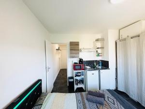Appartements STUDIO A 300 METRES DE LA GARE et 25 MINUTES DE PARIS EN TRAIN : photos des chambres