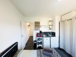 Appartements STUDIO A 300 METRES DE LA GARE et 25 MINUTES DE PARIS EN TRAIN : photos des chambres