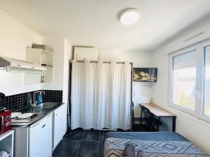 Appartements STUDIO A 300 METRES DE LA GARE et 25 MINUTES DE PARIS EN TRAIN : photos des chambres