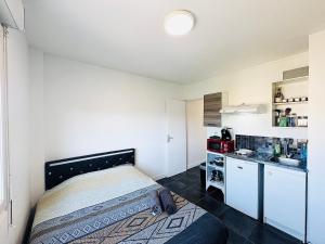 Appartements STUDIO A 300 METRES DE LA GARE et 25 MINUTES DE PARIS EN TRAIN : photos des chambres