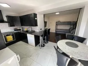 Garden Apartment near Heathrow Airport and Elizabeth Line Train Station - 阿克斯桥