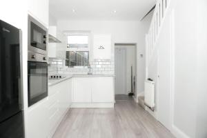 Luxury 3-Bedroom Home , with Free parking