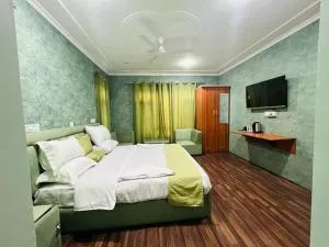 Meet in srinagar airport - Arigām