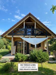 Loghouse Brunka - Escape from life on a highway