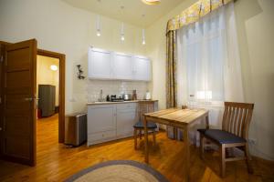 Rainforest Studio Downtown by Pretty Apartments