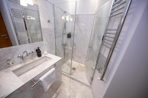 Rainforest Studio Downtown by Pretty Apartments