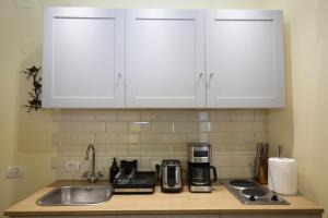 Rainforest Studio Downtown by Pretty Apartments