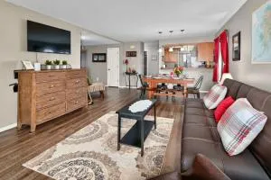 Classic AK Townhome 2BR 2BA - 基奈