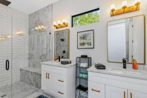 5BR Serenity Tampa Pool and Hot tub