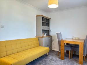 Modern 1BR Flat - Free Parking - Near LGW Airport - VAT Registered