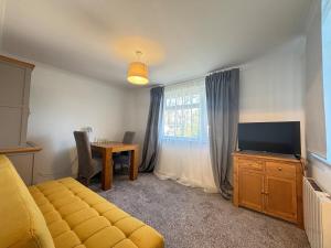 Modern 1BR Flat - Free Parking - Near LGW Airport - VAT Registered