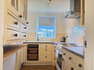 Modern 1BR Flat - Free Parking - Near LGW Airport - VAT Registered