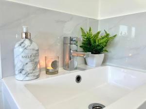 Delightfully decorated cosy two bedroom family home Great transport links to central London