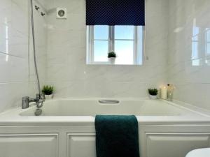 Delightfully decorated cosy two bedroom family home Great transport links to central London