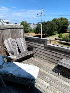 2 Bedroom Matunuck Beach House, 1 Block from Ocean