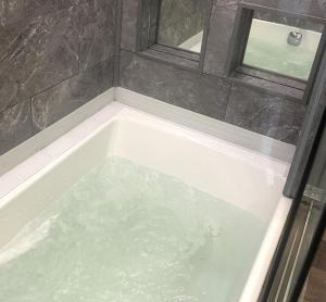 Secret Hot Tub King Haven Hideout