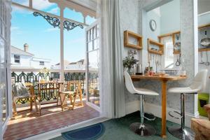 Sea Peeps, holiday apartment in Paignton