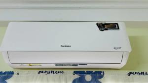 Căn phòng nhiều ánh sáng và bàn làm việc lớn