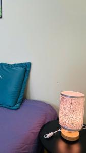 Căn phòng nhiều ánh sáng và bàn làm việc lớn