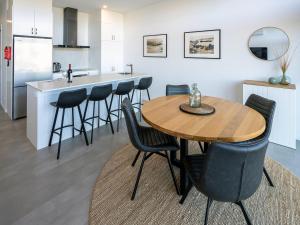 Cove Landing Marina Apartment 2 SS James Comrie Sleeps 4