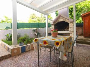 Cozy studio apartment with private outdoor space