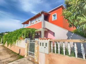 Cozy studio apartment with private outdoor space